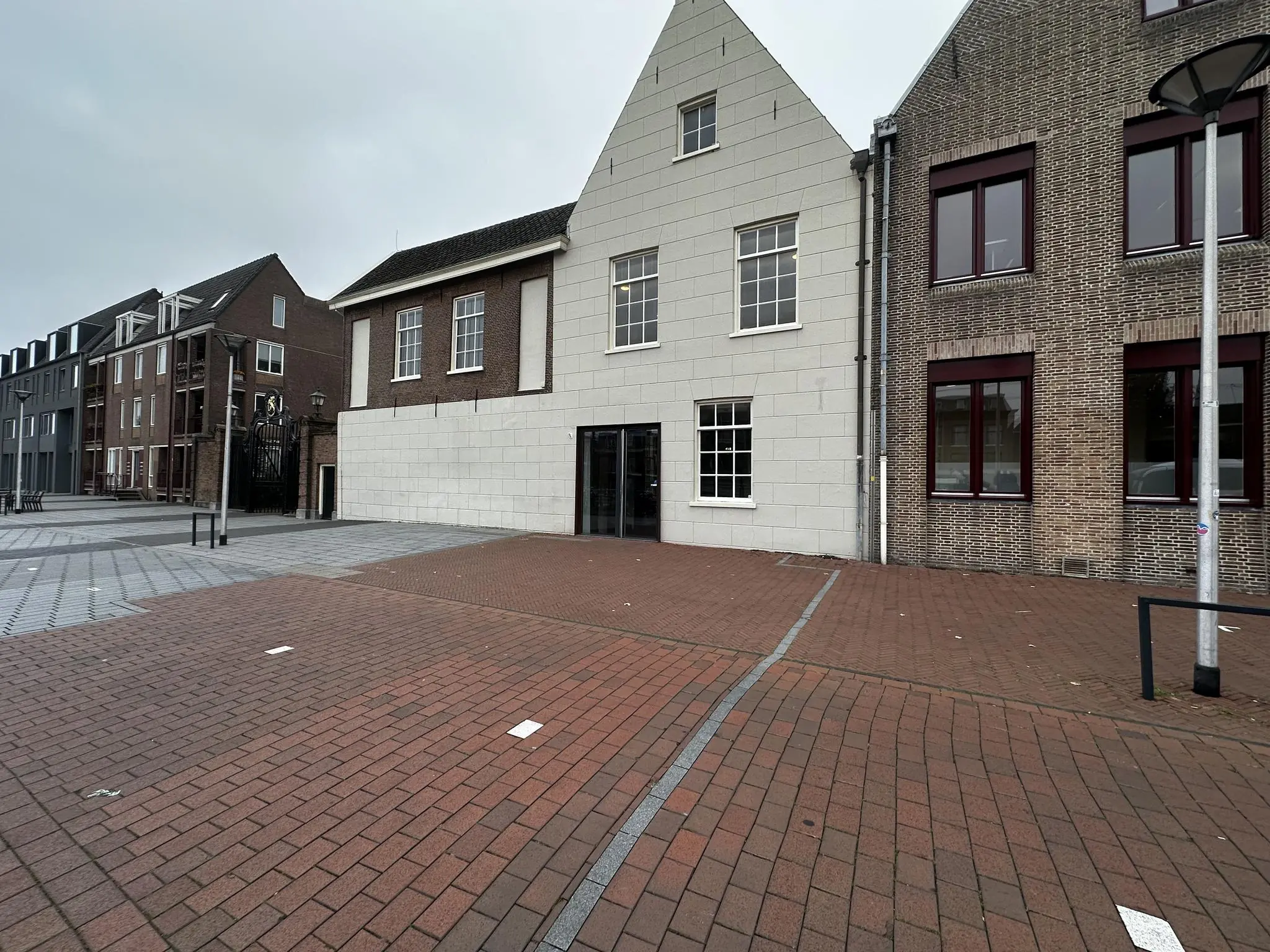 Modern plein met roodbruine bestrating en omliggende bebouwing aan het Sint-Agathaplein.